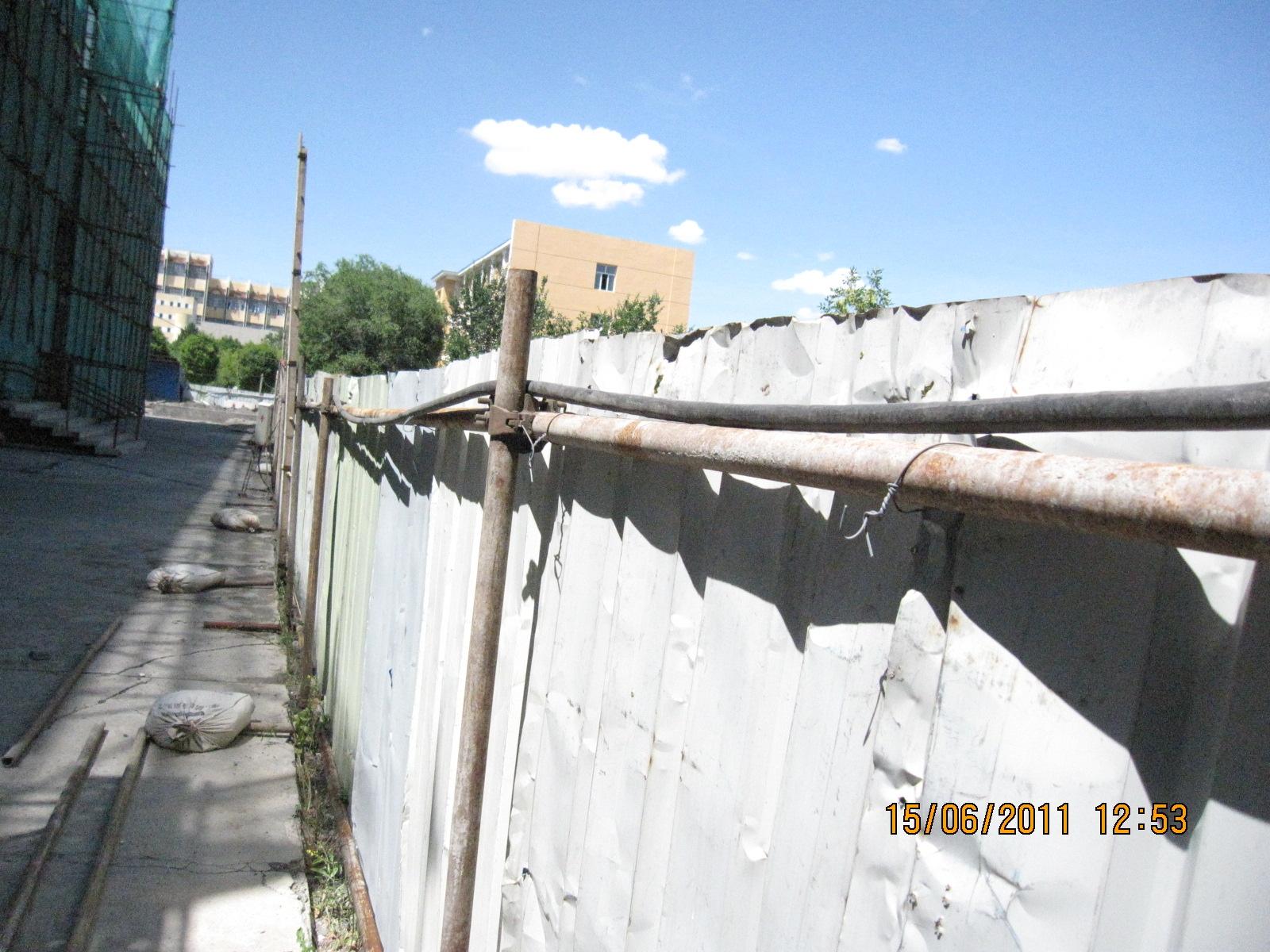 违章图片之电缆线直接搭在铁皮上